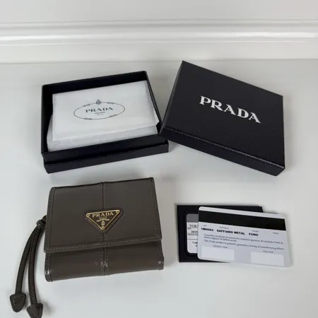 プラダ 折り財布