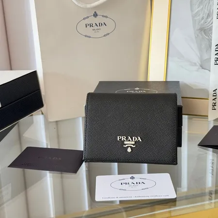 プラダ 折り財布