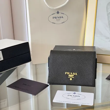 プラダ 折り財布