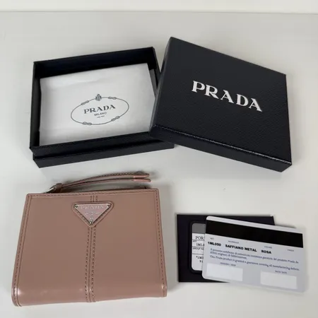 プラダ 折り財布