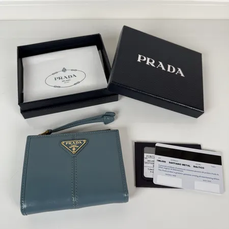 プラダ 折り財布