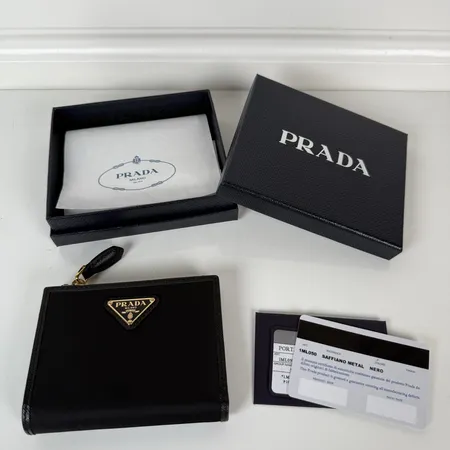 プラダ 折り財布