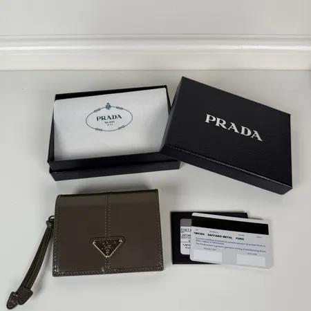 プラダ 折り財布