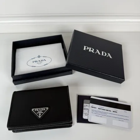 プラダ 折り財布