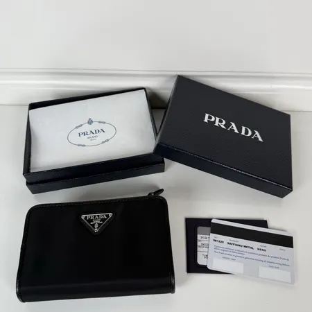 プラダ 折り財布