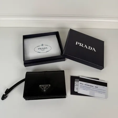 プラダ 折り財布