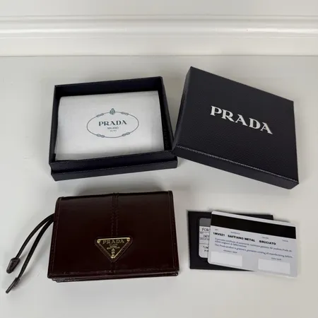 プラダ 折り財布