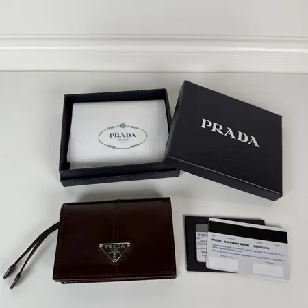 プラダ 折り財布