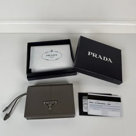 プラダ 折り財布