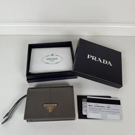 プラダ 折り財布