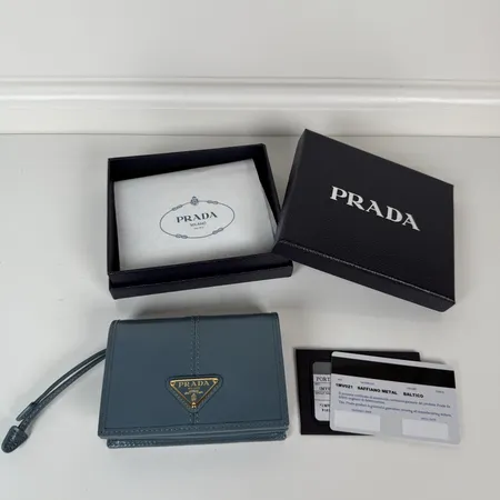 プラダ 折り財布
