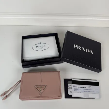 プラダ 折り財布
