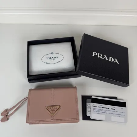 プラダ 折り財布