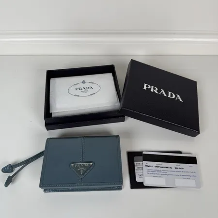 プラダ 折り財布