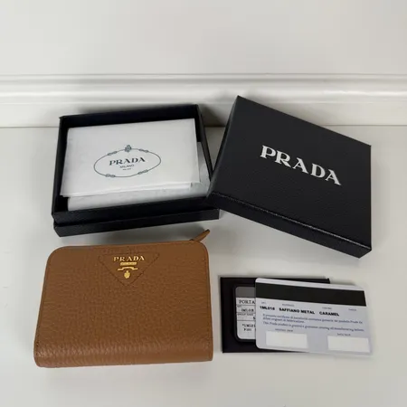 プラダ 折り財布