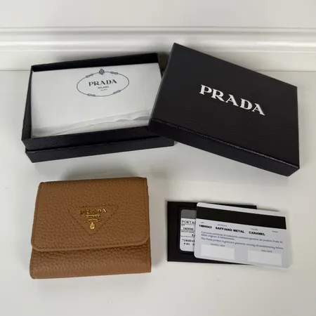 プラダ 折り財布