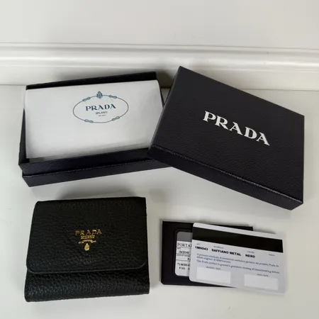 プラダ 折り財布