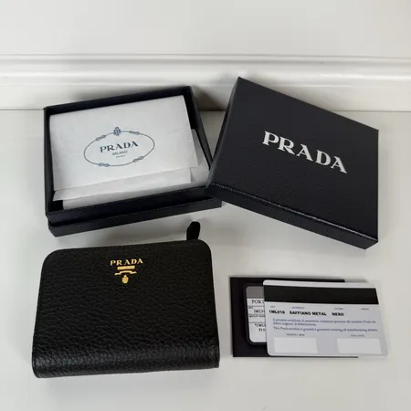 プラダ 折り財布