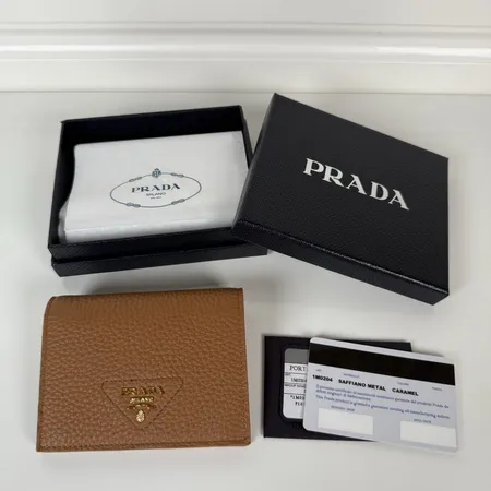 プラダ 折り財布