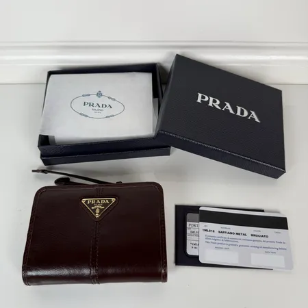 プラダ 折り財布