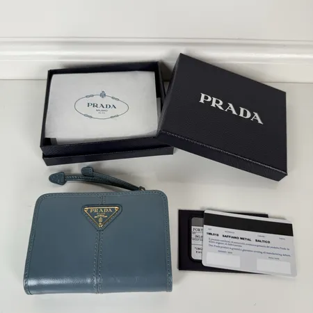 プラダ 折り財布