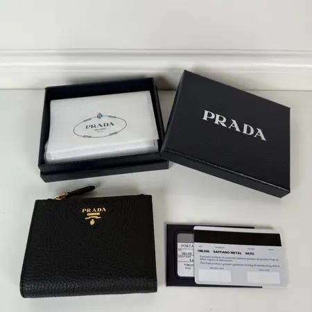 プラダ 折り財布