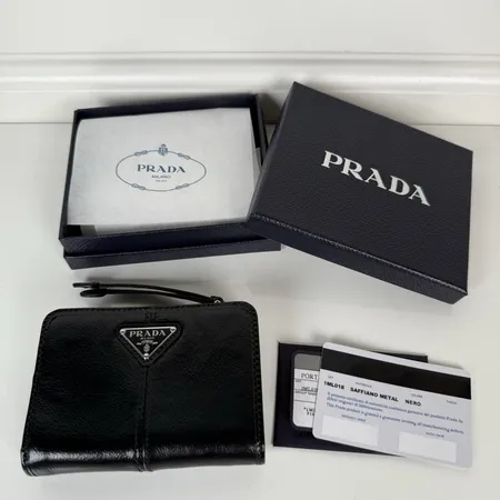 プラダ 折り財布
