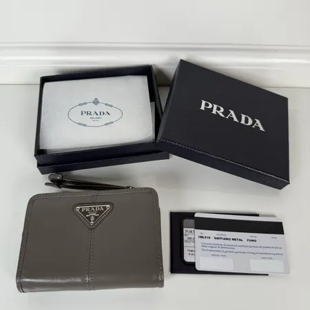 プラダ 折り財布