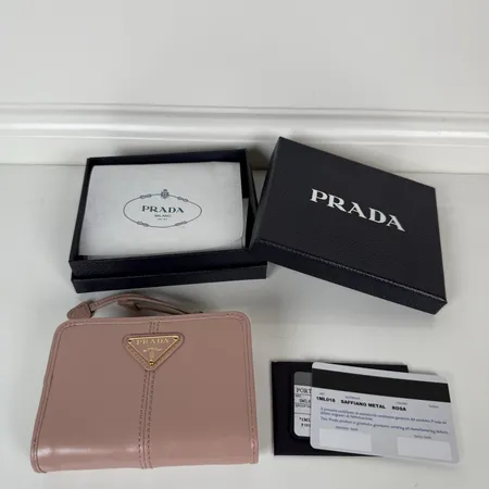 プラダ 折り財布