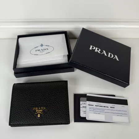 プラダ 折り財布