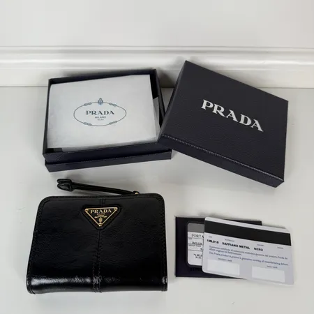 プラダ 折り財布