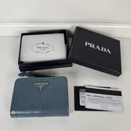 プラダ 折り財布