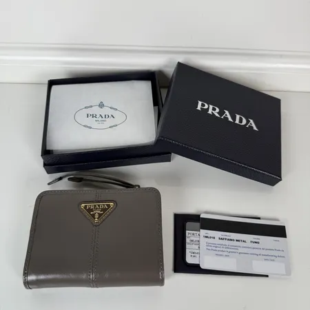 プラダ 折り財布