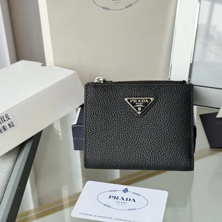 プラダ 折り財布
