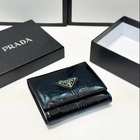 プラダ 折り財布