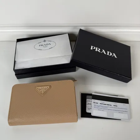 プラダ 折り財布
