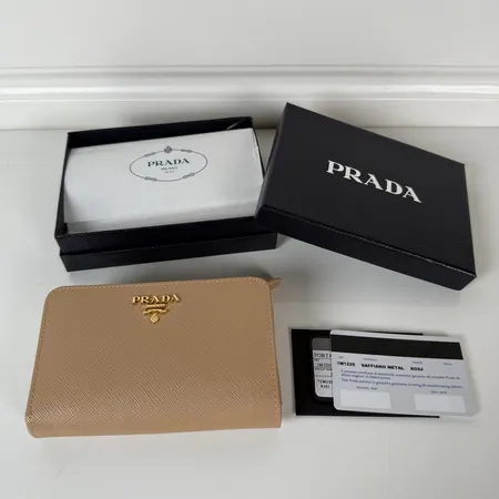 プラダ 折り財布