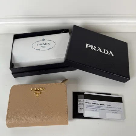 プラダ 折り財布