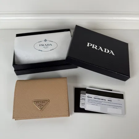 プラダ 折り財布