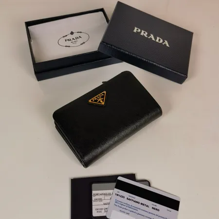 プラダ 折り財布