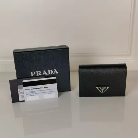 プラダ 折り財布