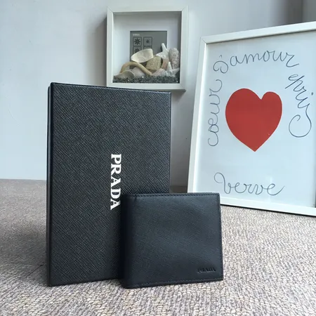 プラダ 折り財布