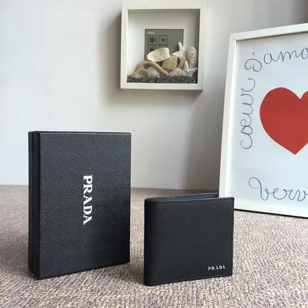 プラダ 折り財布