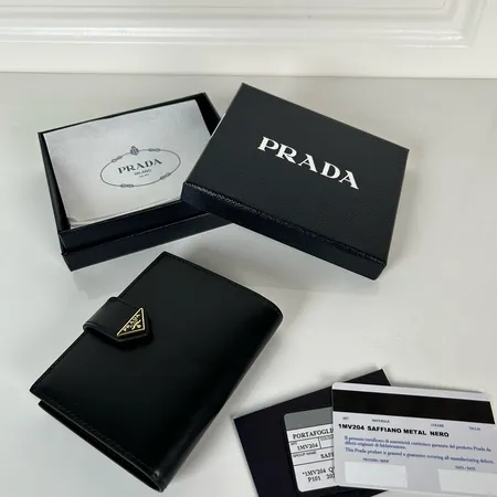 プラダ 折り財布