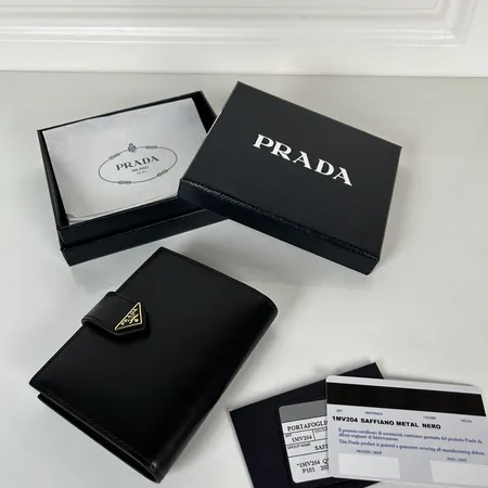 プラダ 折り財布