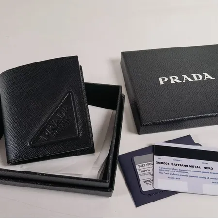 プラダ 折り財布