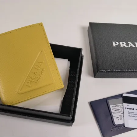 プラダ 折り財布