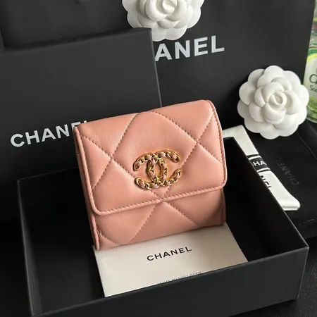 シャネル 折り財布