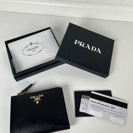 プラダ 折り財布