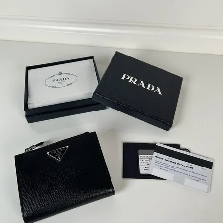 プラダ 折り財布